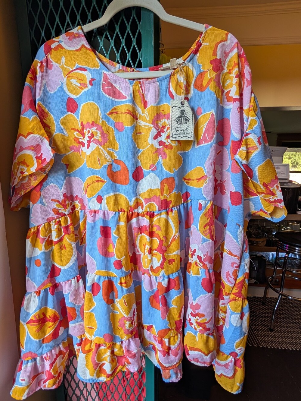 BNWT easel 2XL Multi-Color Floral Tiered Tunic Blouse